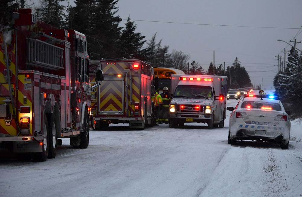 美國(guó)：Shelburne縣一小汽車與校車撞