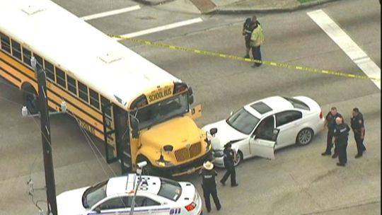 美國一男子中槍受傷 駕車去醫(yī)院途中暈厥撞上校車