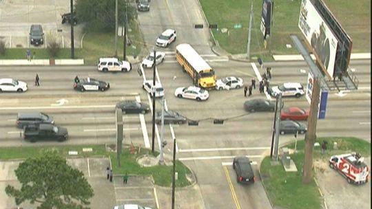 美國一男子中槍受傷 駕車去醫(yī)院途中暈厥撞上校車