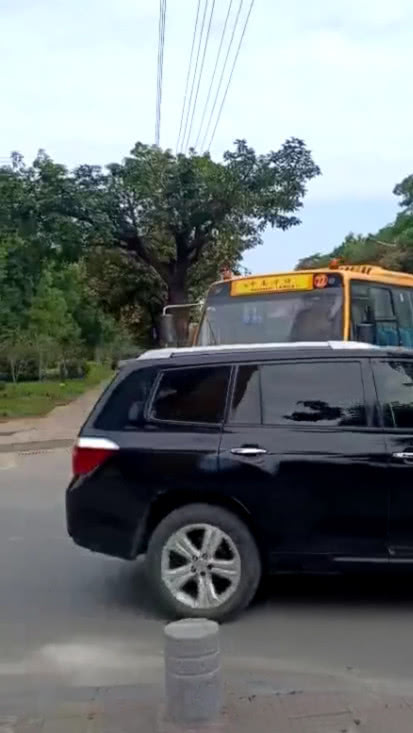 下班遇到校車，看到校車中一學(xué)生的操作，笑出豬叫