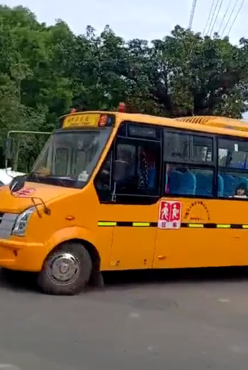 下班遇到校車，看到校車中一學(xué)生的操作，笑出豬叫