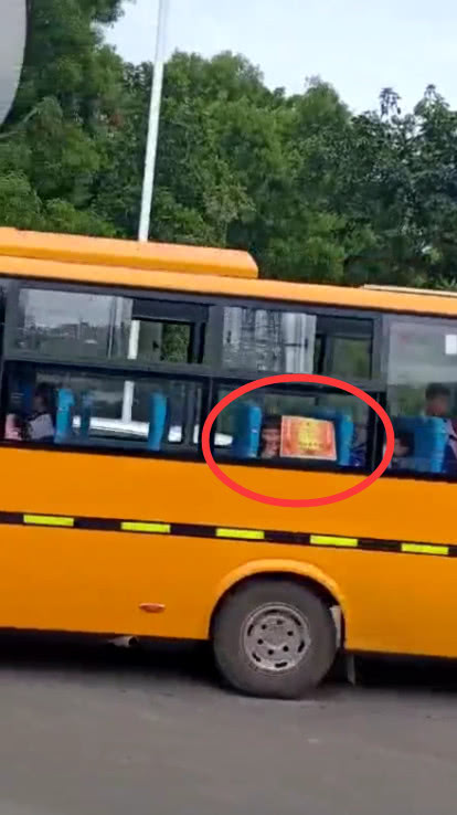 下班遇到校車，看到校車中一學(xué)生的操作，笑出豬叫