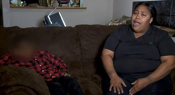 美國女子沖上校車毆打9歲男孩為兒子出氣/ 美國女子沖上校車毆打9歲男孩為兒子出氣