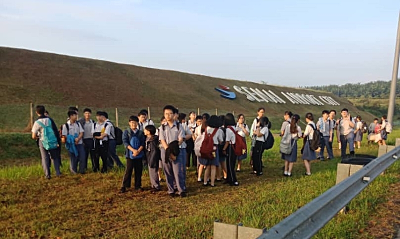 馬來西亞：校車行駛途中突著火，38學生及司機逃出生天