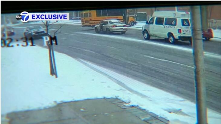 美國(guó)新澤西州，毒駕女校車司機(jī)駕車攜11兒童撞樹