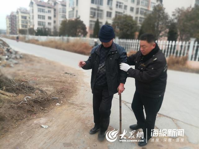 七旬老人不慎摔路邊 校車司機扶起不猶豫