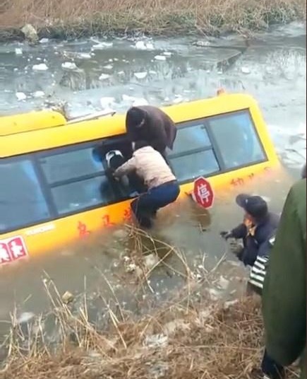 河北滄州：南皮縣烏馬營(yíng)鎮(zhèn)一輛校車(chē)，接送學(xué)生途中不慎落入冰水中