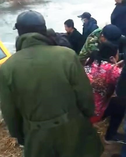 河北滄州：南皮縣烏馬營(yíng)鎮(zhèn)一輛校車(chē)，接送學(xué)生途中不慎落入冰水中