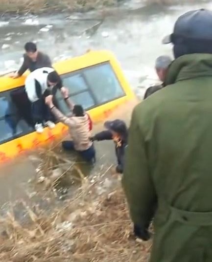 河北滄州：南皮縣烏馬營(yíng)鎮(zhèn)一輛校車(chē)，接送學(xué)生途中不慎落入冰水中