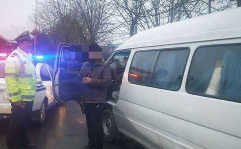 黑校車(chē)碰上了交警四處逃竄 寶雞交警普法來(lái)到校園清除隱患