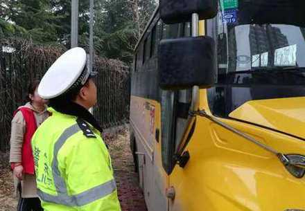 黑校車(chē)碰上了交警四處逃竄 寶雞交警普法來(lái)到校園清除隱患