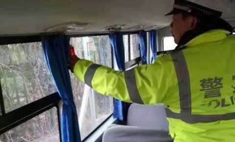 黑校車(chē)碰上了交警四處逃竄 寶雞交警普法來(lái)到校園清除隱患