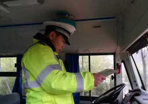 黑校車(chē)碰上了交警四處逃竄 寶雞交警普法來(lái)到校園清除隱患