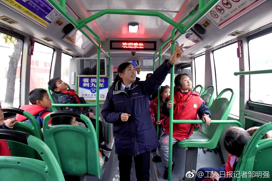 公交司機(jī)客演“校車媽媽”三年接送學(xué)生10萬人次 公交司機(jī)客演“校車媽媽”三年接送學(xué)生10萬人次