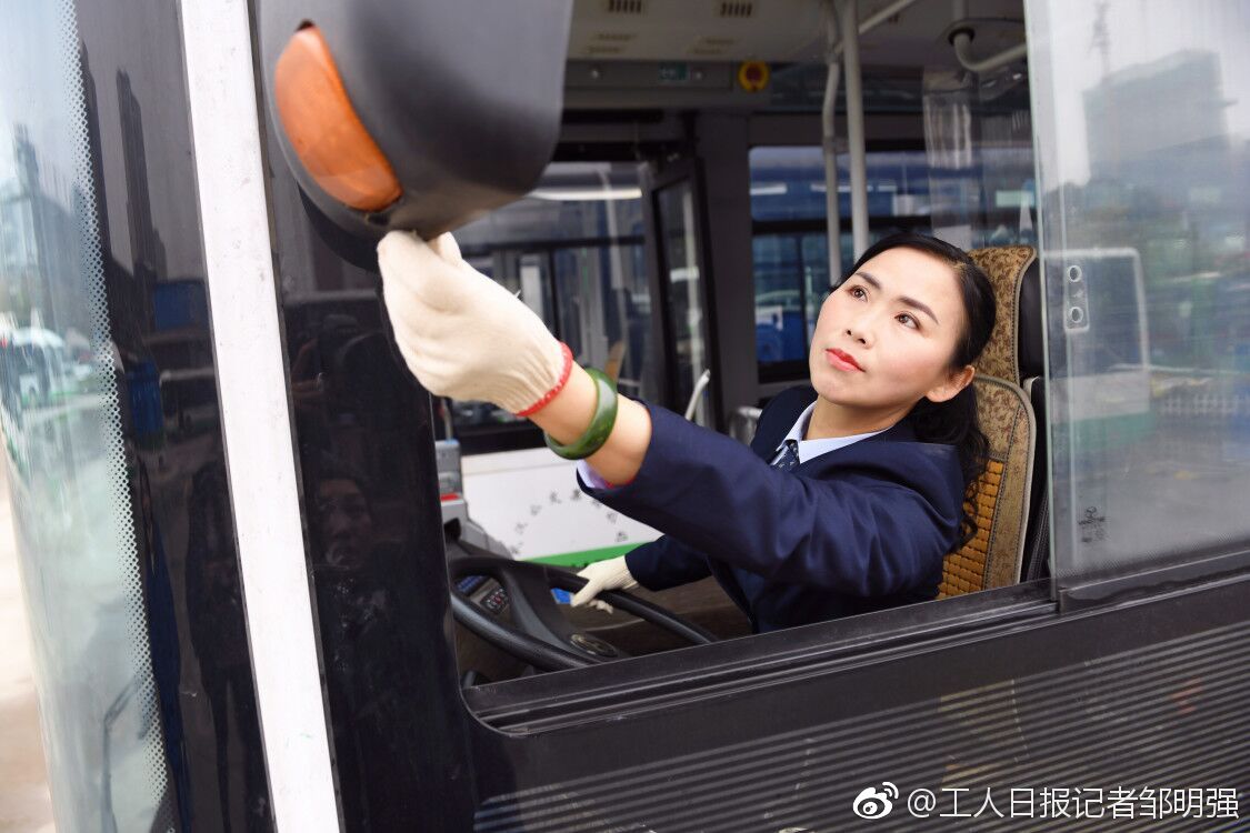 公交司機(jī)客演“校車媽媽”三年接送學(xué)生10萬人次 公交司機(jī)客演“校車媽媽”三年接送學(xué)生10萬人次