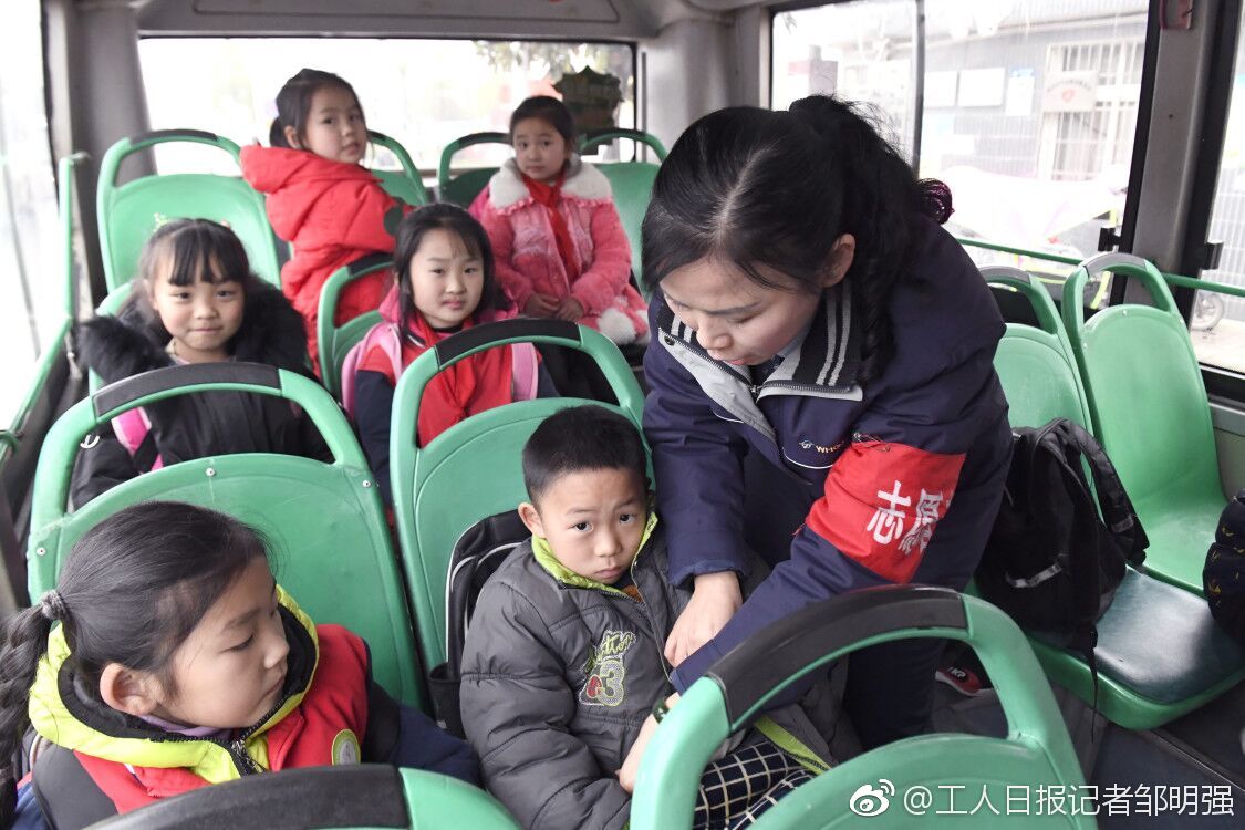 公交司機(jī)客演“校車媽媽”三年接送學(xué)生10萬人次 公交司機(jī)客演“校車媽媽”三年接送學(xué)生10萬人次