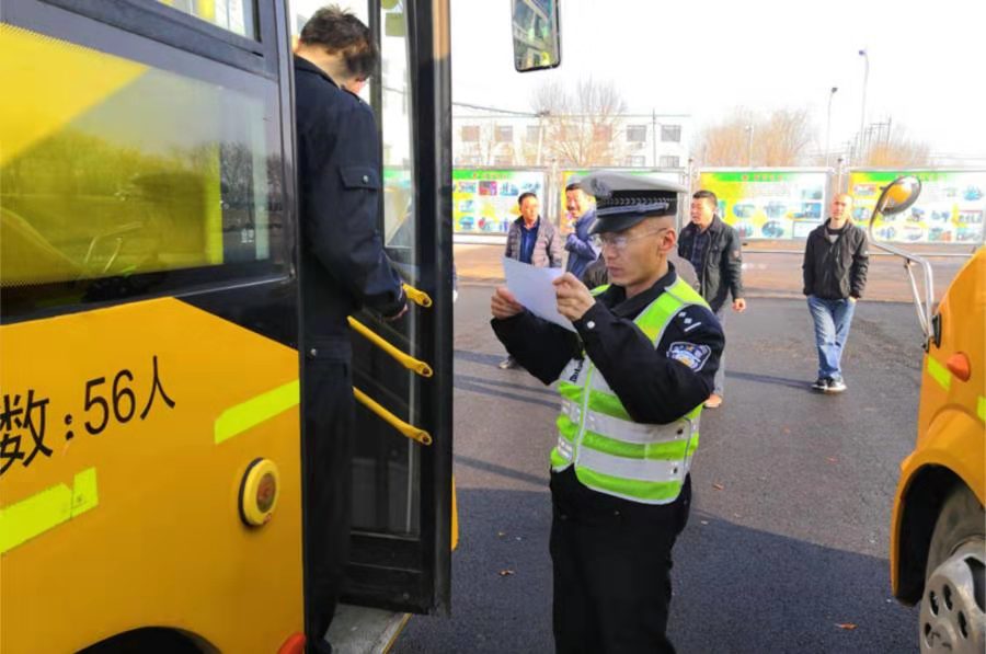 “望、聞、問、切”,無棣交警對(duì)校車進(jìn)行全面檢查