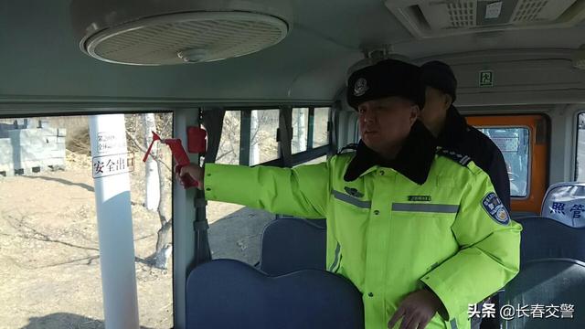 長春交警聯(lián)合教育部門開展校車隱患排查和駕駛員安全教育活動/ 長春交警聯(lián)合教育部門開展校車隱患排查和駕駛員安全教育活動