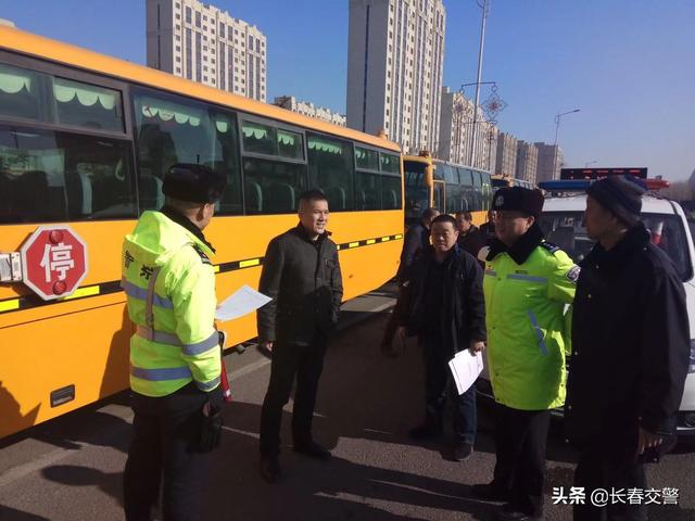 長春交警聯(lián)合教育部門開展校車隱患排查和駕駛員安全教育活動/ 長春交警聯(lián)合教育部門開展校車隱患排查和駕駛員安全教育活動