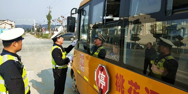 常德桃花源:聯(lián)合開展校車安全大檢查 常德桃花源:聯(lián)合開展校車安全大檢查