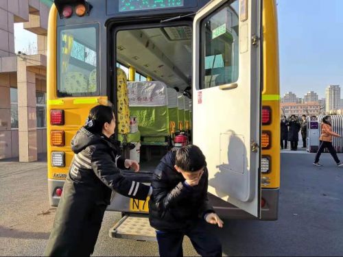 交運(yùn)黃島溫馨校車舉行消防演練/ 交運(yùn)黃島溫馨校車舉行消防演練