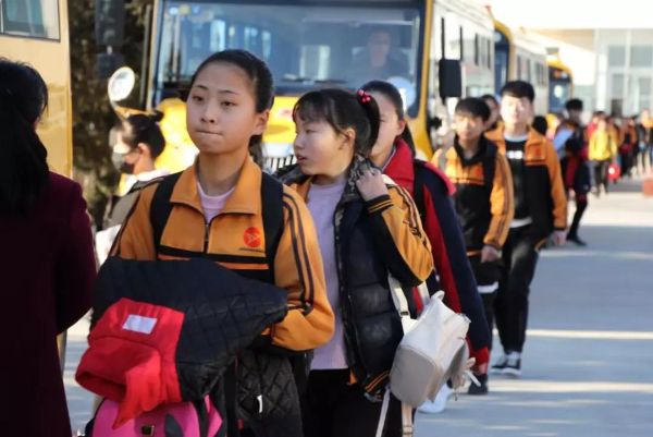 突泉縣60輛校車確保4865名學(xué)生安全出行/ 突泉縣60輛校車確保4865名學(xué)生安全出行