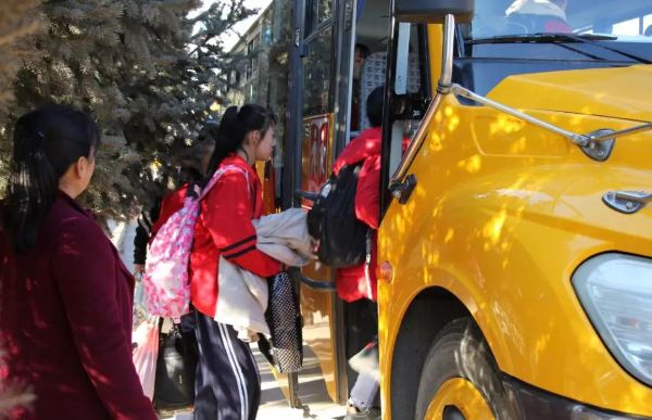 突泉縣60輛校車確保4865名學(xué)生安全出行/ 突泉縣60輛校車確保4865名學(xué)生安全出行