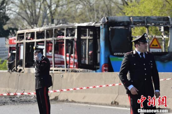 意大利司機焚燒校車 51名未成年奇跡生還 意大利司機焚燒校車 51名未成年奇跡生還