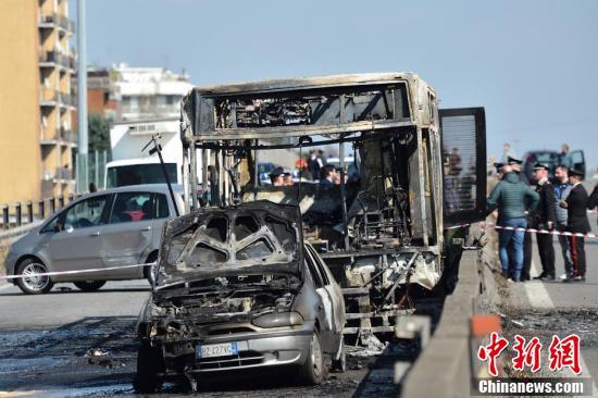 意大利司機焚燒校車 51名未成年奇跡生還 意大利司機焚燒校車 51名未成年奇跡生還