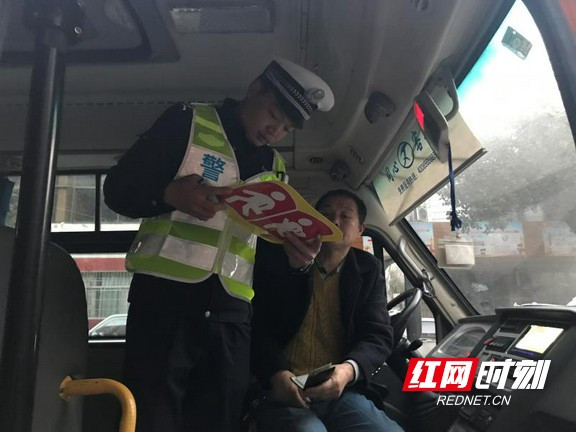 鳳凰縣交警開展校車安全整治 積極摸排“黑惡”線索