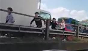 意大利校車劫持案少年機(jī)智報(bào)警救51人，出身移民盼獲意大利國(guó)籍