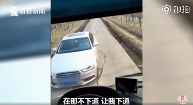 奧迪車不讓道與校車僵持40分鐘，這路得修修了！