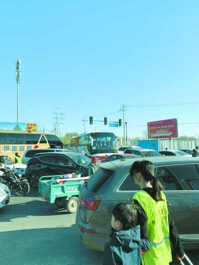 校車遇阻學(xué)生穿行車流間/ 校車遇阻學(xué)生穿行車流間