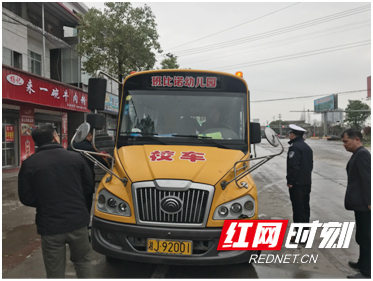 安鄉(xiāng)縣多部門聯(lián)動開展城區(qū)校車專項整治行動