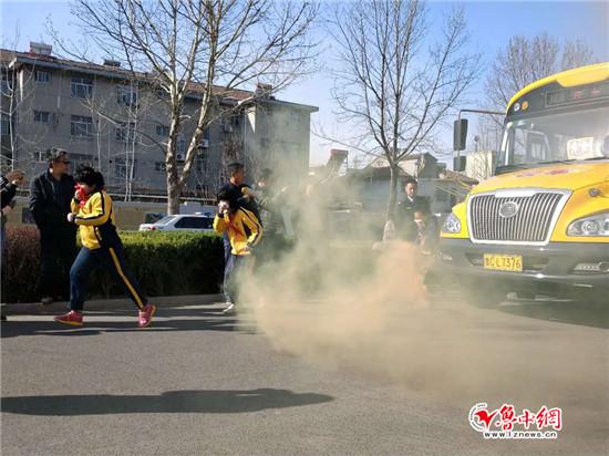 桓臺交警大隊聯(lián)合學校開展校車消防逃生演練活動/ 桓臺交警大隊聯(lián)合學校開展校車消防逃生演練活動
