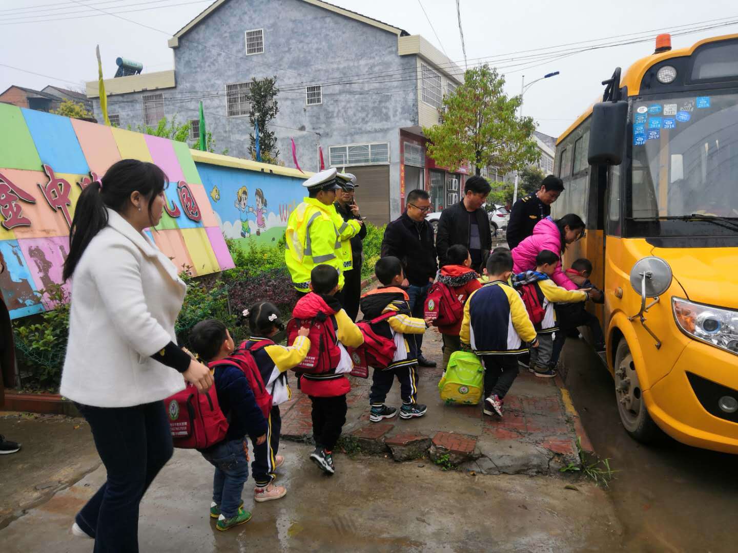 澧縣金羅鎮(zhèn)開展校車安全整治行動(dòng)