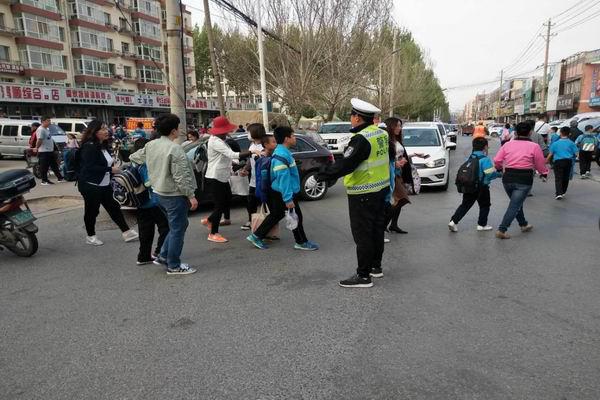 四平市公安局交管支隊采取多項措施強化“護(hù)校崗”建設(shè)確保全市中小學(xué)生出行安全