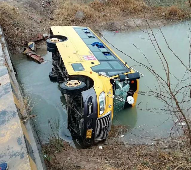 直播德州：樂(lè)陵一校車(chē)側(cè)翻入河，官方發(fā)布情況通報(bào)