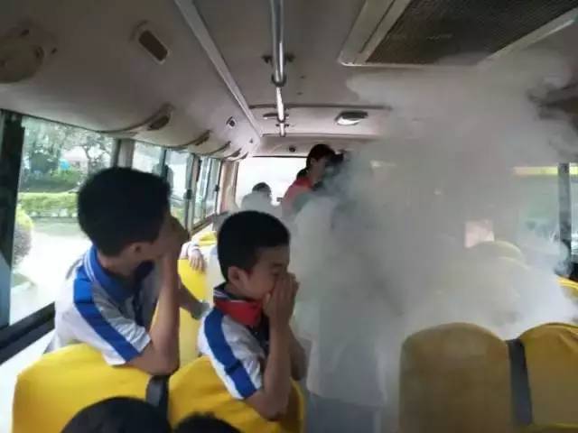 海倫堡學(xué)校校車逃生應(yīng)急疏散演練/ 海倫堡學(xué)校校車逃生應(yīng)急疏散演練