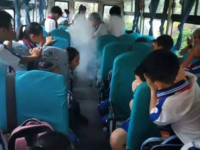 海倫堡學(xué)校校車逃生應(yīng)急疏散演練/ 海倫堡學(xué)校校車逃生應(yīng)急疏散演練