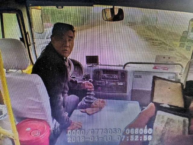 臨渭交警保豐中隊嚴查校車安全隱患確保師生安全入校/ 臨渭交警保豐中隊嚴查校車安全隱患確保師生安全入校
