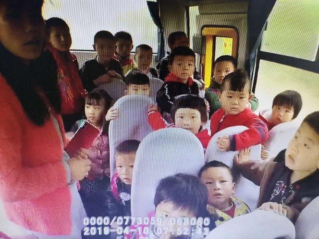 臨渭交警保豐中隊嚴查校車安全隱患確保師生安全入校/ 臨渭交警保豐中隊嚴查校車安全隱患確保師生安全入校