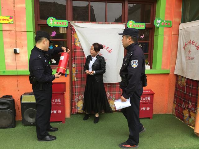 合陽縣公安局路井派出所開展校車安全檢查