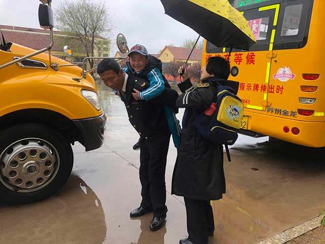 暖心！乘車學(xué)生腳受傷，校車司機(jī)背他上下學(xué)