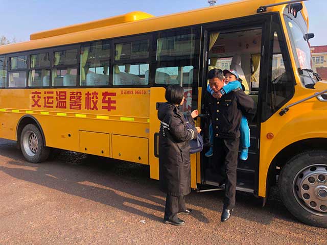 暖心！乘車學(xué)生腳受傷，校車司機(jī)背他上下學(xué)