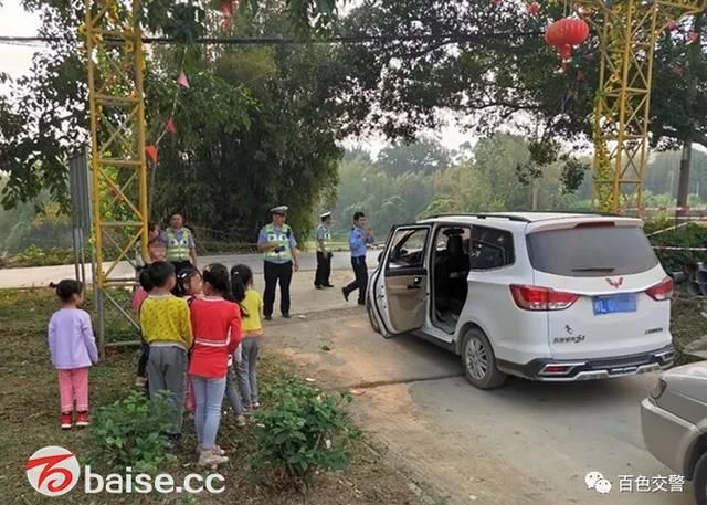 曝光|百色田東7座“黑校車”竟塞進(jìn)12名兒童 曝光|百色田東7座“黑校車”竟塞進(jìn)12名兒童