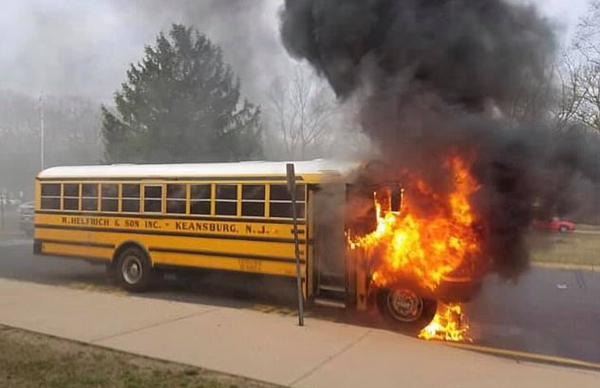 驚險！美一高中校車在全部人員下車不久后起火