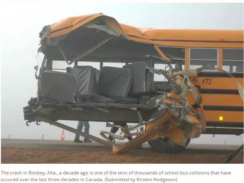 加拿大：校車側(cè)翻到溝里！學(xué)生受傷入院！校車什么時(shí)候才配安全帶？