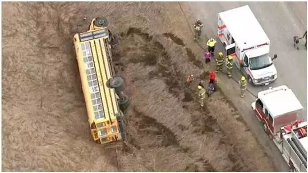 加拿大：校車側(cè)翻到溝里！學(xué)生受傷入院！校車什么時(shí)候才配安全帶？