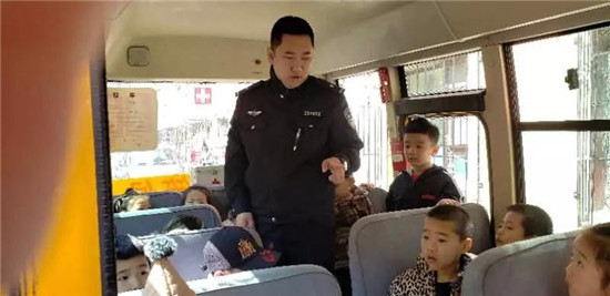 吉林市船營交管大隊加大對轄區(qū)校車安全隱患排查力度/ 吉林市船營交管大隊加大對轄區(qū)校車安全隱患排查力度